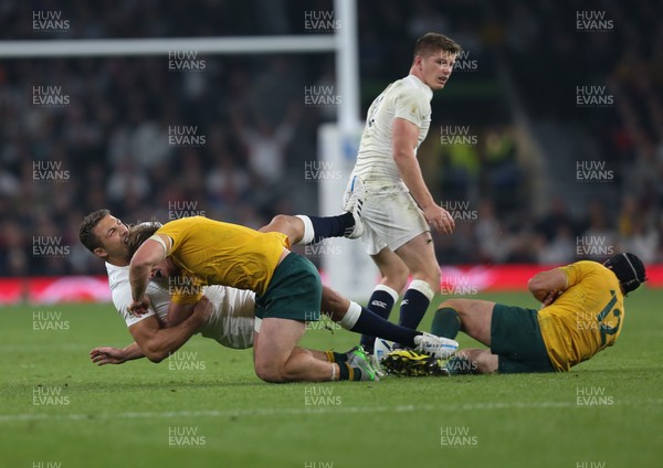 031015 - England v Australia, Rugby World Cup 2015 - Sam Burgess of England tackles Michael Hooper of Australia as Owen Farrell of England tackles Matt Giteau of Australia in the incident which lead to Owen Farrell receiving a yellow card