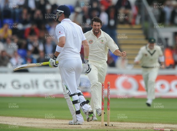 12.07.09 - Cricket 1st npower Ashes Test, day 5 (2nd inning) Australian bowler Ben Hilfenhaus celebrates as he takes the wicket of Kevin Pietersen (L) 