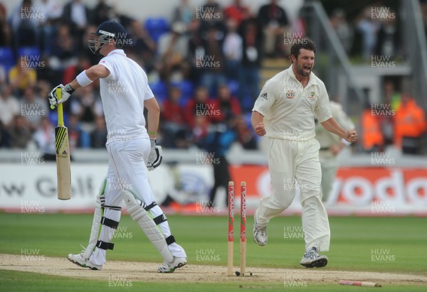 12.07.09 - Cricket 1st npower Ashes Test, day 5 (2nd inning) Australian bowler Ben Hilfenhaus celebrates as he takes the wicket of Kevin Pietersen (L) 