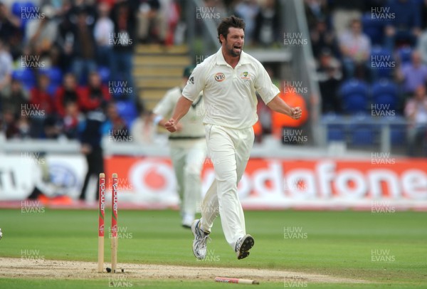 12.07.09 - Cricket 1st npower Ashes Test, day 5 (2nd inning) Australian bowler Ben Hilfenhaus celebrates as he takes the wicket of Kevin Pietersen  