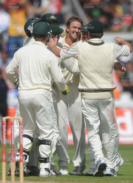 12.07.09 - Cricket 1st npower Ashes Test, day 5 (2nd inning) Australian bowler Nathan Hauritz is congratulated after taking the wicket of Stuart Broad 