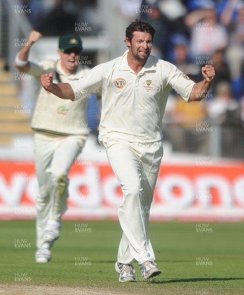 12.07.09 - Cricket 1st npower Ashes Test, day 5 (2nd inning) Australian bowler Ben Hilfenhaus celebrates taking the wicket of Graeme Swann 