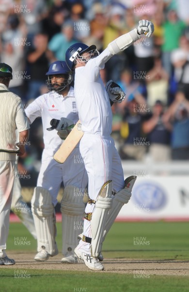 12.07.09 - Cricket 1st npower Ashes Test, day 5 (2nd inning) England batsman James Anderson celebrates as his side get the draw 