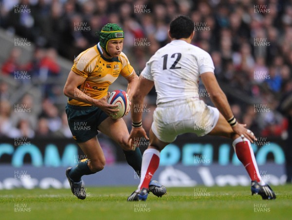 15.11.08 - England v Australia - Investec Challenge Series 2008 - Australia's Matt Giteau is tackled by England's Riki Flutey. 