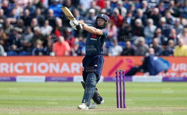 160618 - England v Australia - Royal London ODI Series - Jos Buttler of England batting in the last over of their innings