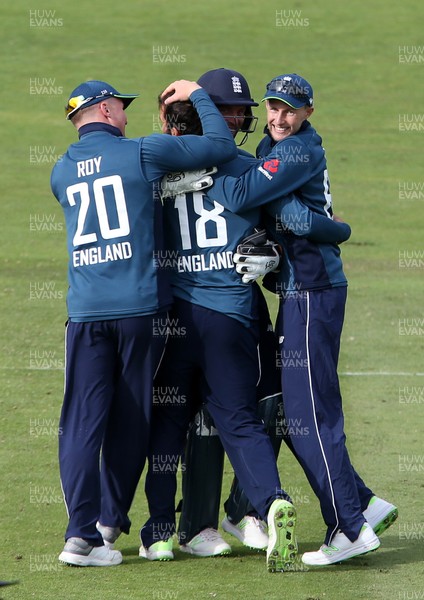 160618 - England v Australia - Royal London ODI Series - Moeen Ali celebrates taking the wicket of Glenn Maxwell who was caught by David Willey with Joe Root and team mates