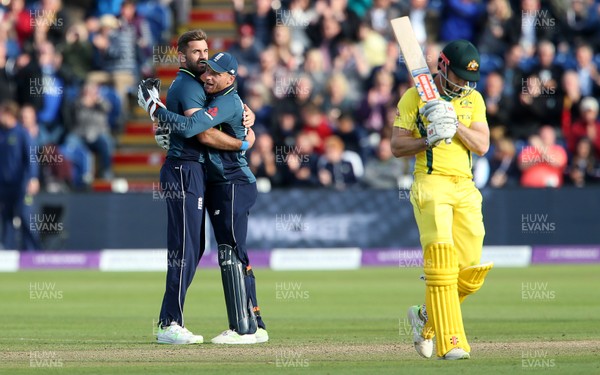160618 - England v Australia - Royal London ODI Series - Liam Plunkett of England celebrates with Jos Buttler after bowling out Shaun Marsh