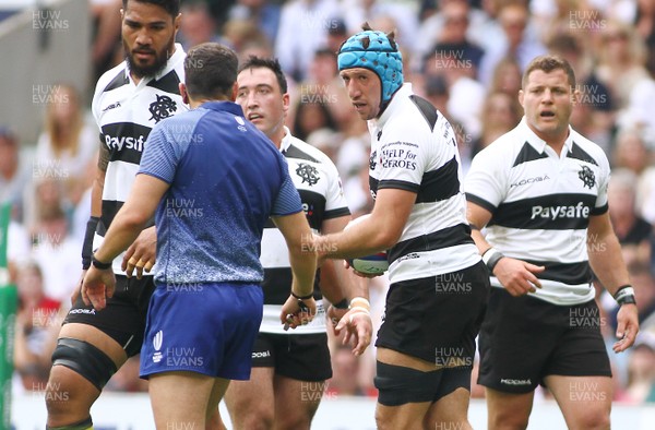 270518 - England v Barbarians - Quilter Cup - Justin Tipuric of Barbarians confers with the referee