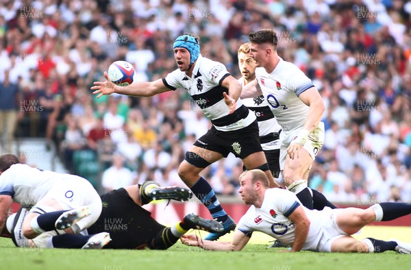 270518 - England v Barbarians - Quilter Cup - Justin Tipuric of Barbarians competes for a loose ball