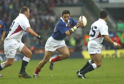 150203 - England v France - Six Nations Championship - French Full back Clement Poitrenaud looks for a gap between England's Steve Thompson and Jason Robinson