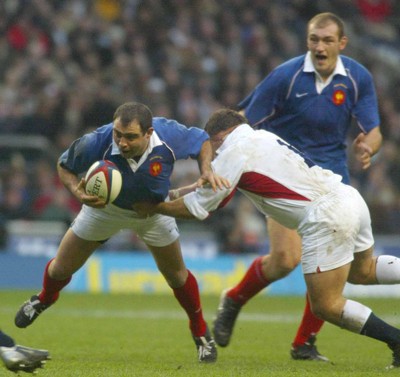 150203 - England v France - Six Nations Championship - French Hooker Raphael Ibanez tries to break away from the clutches of England Prop Jason Leonard