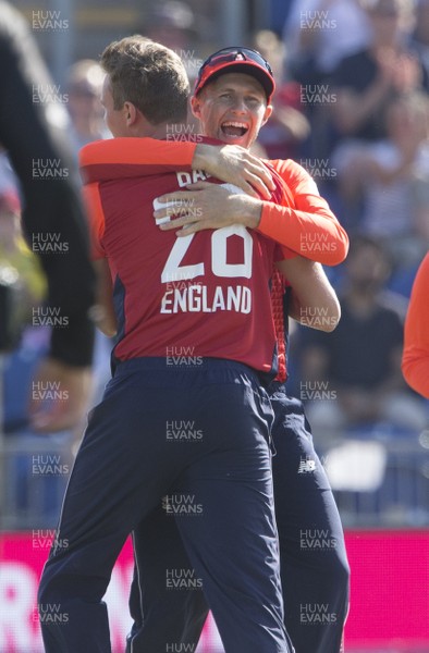 060718 - England v India - International T20 - Jake Ball of England celebrates with team mates after Rohit Sharma is caught