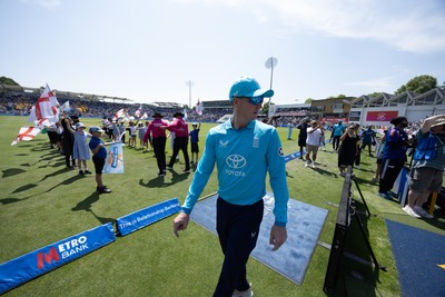 160726 - England v India, Second Metro Bank One Day International, Cardiff - England take the pitch for the start of play