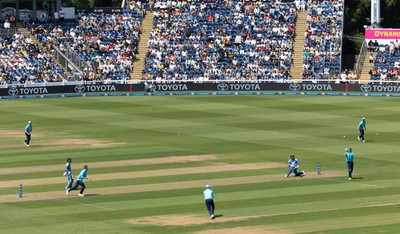 160726 - England v India, Second Metro Bank One Day International, Cardiff -  Jos Buttler of England catches Rohit Sharma of India