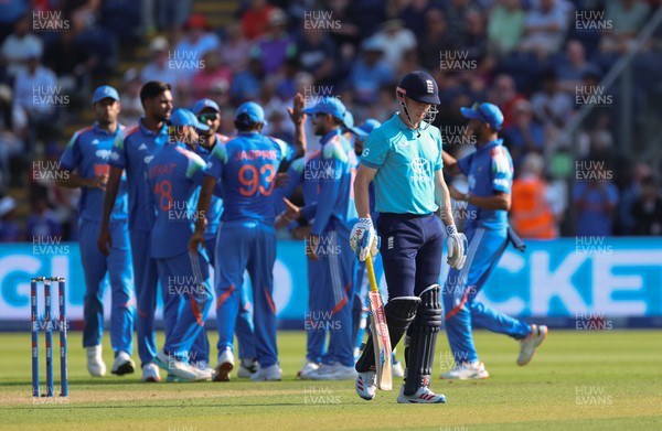 160726 - England v India, Second Metro Bank One Day International, Cardiff - Harry Brook of England is caught by Ishan Kishan