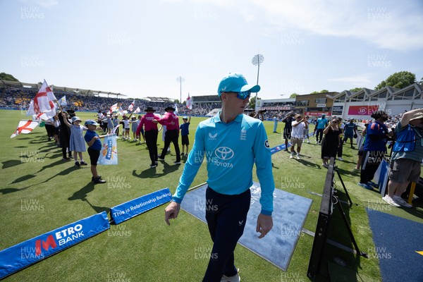 160726 - England v India, Second Metro Bank One Day International, Cardiff - England take the pitch for the start of play