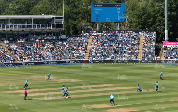 160726 - England v India, Second Metro Bank One Day International, Cardiff -  Jos Buttler of England catches Rohit Sharma of India
