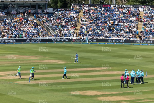 160726 - England v India, Second Metro Bank One Day International, Cardiff -  Jos Buttler of England catches Rohit Sharma of India