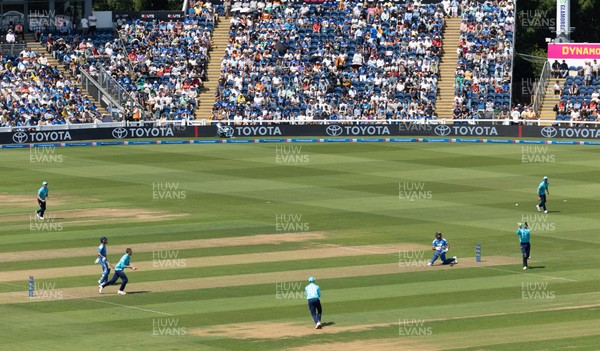 160726 - England v India, Second Metro Bank One Day International, Cardiff -  Jos Buttler of England catches Rohit Sharma of India