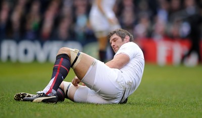 27.02.10 - England v Ireland - RBS Six Nations 2010 - Simon Shaw of England feels a injury. 