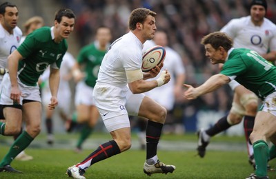 27.02.10 - England v Ireland - RBS Six Nations 2010 - Mark Cueto of England takes on Brian O'Driscoll of Ireland. 