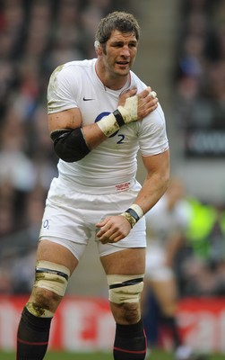 27.02.10 - England v Ireland - RBS Six Nations 2010 - Simon Shaw of England feels a injury. 