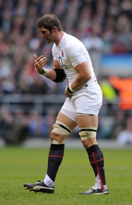 27.02.10 - England v Ireland - RBS Six Nations 2010 - Simon Shaw of England feels a injury. 