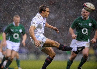 27.02.10 - England v Ireland - RBS Six Nations 2010 - Jonny Wilkinson of England chips ahead. 