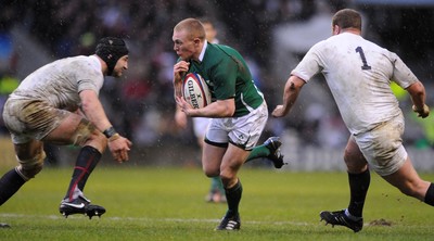 27.02.10 - England v Ireland - RBS Six Nations 2010 - Keith Earls of Ireland tries to get past Steve Borthwick of England. 