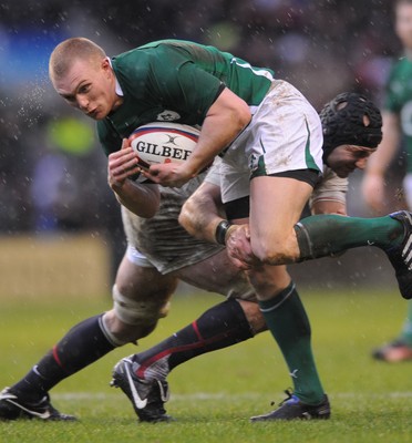 27.02.10 - England v Ireland - RBS Six Nations 2010 - Keith Earls of Ireland tries to get past Steve Borthwick of England. 