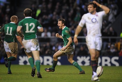 27.02.10 - England v Ireland - RBS Six Nations 2010 - Tommy Bowe of Ireland celebrates his try with team mates. 