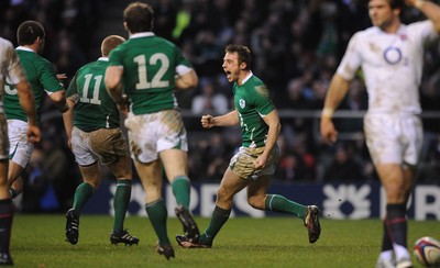 27.02.10 - England v Ireland - RBS Six Nations 2010 - Tommy Bowe of Ireland celebrates his try with team mates. 