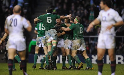 27.02.10 - England v Ireland - RBS Six Nations 2010 - Tommy Bowe of Ireland celebrates his try with team mates. 