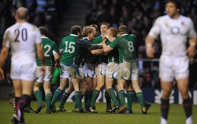 27.02.10 - England v Ireland - RBS Six Nations 2010 - Tommy Bowe of Ireland celebrates his try with team mates. 