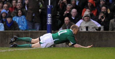 27.02.10 - England v Ireland - RBS Six Nations 2010 - Keith Earls of Ireland scores try. 