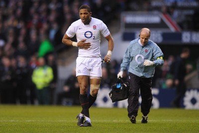 27.02.10 - England v Ireland - RBS Six Nations 2010 - Delon Armitage of England feels a injury before leaving the field. 