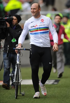 27.02.10 - England v Ireland - RBS Six Nations 2010 - Former England rugby player Lawrence Dallaglio at Twickenham prior to kick off while on The Dallaglio Cycle Slam in aid of Sport Relief and the newly formed Dallaglio Foundation. 