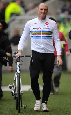 27.02.10 - England v Ireland - RBS Six Nations 2010 - Former England rugby player Lawrence Dallaglio at Twickenham prior to kick off while on The Dallaglio Cycle Slam in aid of Sport Relief and the newly formed Dallaglio Foundation. 