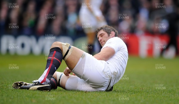 27.02.10 - England v Ireland - RBS Six Nations 2010 - Simon Shaw of England feels a injury. 