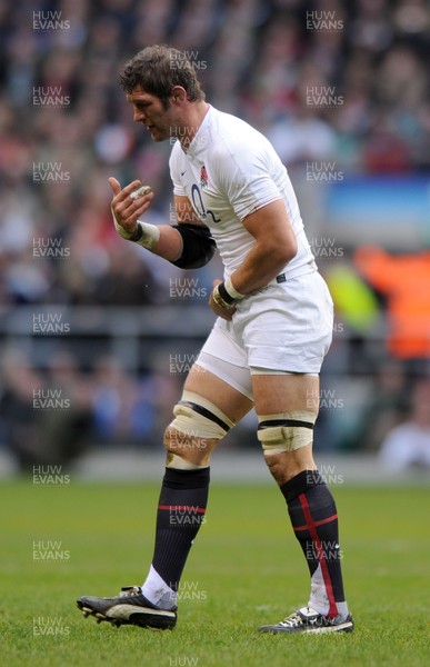 27.02.10 - England v Ireland - RBS Six Nations 2010 - Simon Shaw of England feels a injury. 