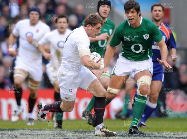 27.02.10 - England v Ireland - RBS Six Nations 2010 - Mark Cueto of England takes on Donncha O'Callaghan of Ireland. 