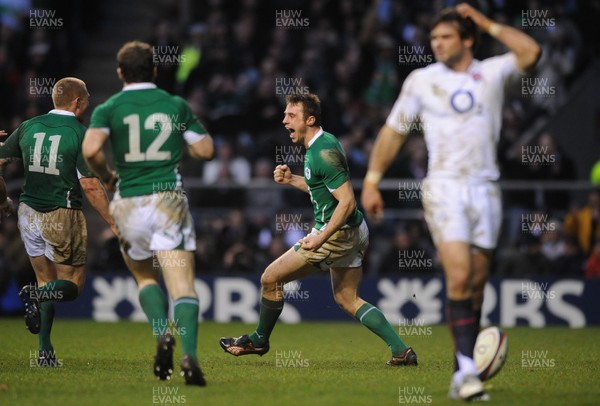 27.02.10 - England v Ireland - RBS Six Nations 2010 - Tommy Bowe of Ireland celebrates his try with team mates. 