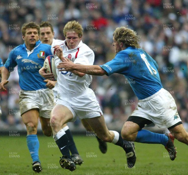 090303 - England v Italy - Six Nations Championship - England's Ollie Smith cuts through the Italian defence as Italian Full back Mirco Bergamasco tries to block his path