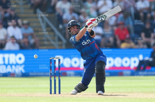 080923 - England v New Zealand, Metro Bank ODI Series - Liam Livingstone of England plays a shot