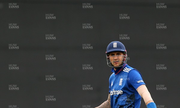 040916 - England v Pakistan - 5th Royal London ODI - Dejected Alex Hales as he leaves the field after being dismissed for 23