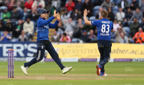 040916 - England v Pakistan - 5th Royal London ODI - Liam Dawson celebrates with Joe Root after Sarfraz Ahmed of Pakistan is caught by Alex Hales