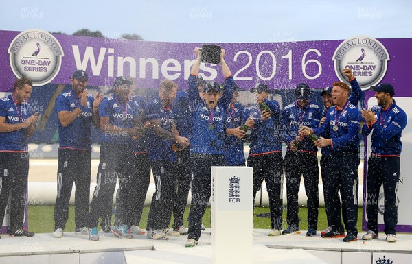 040916 - England v Pakistan - 5th Royal London ODI - Captain Eoin Morgan and England lift the series trophy