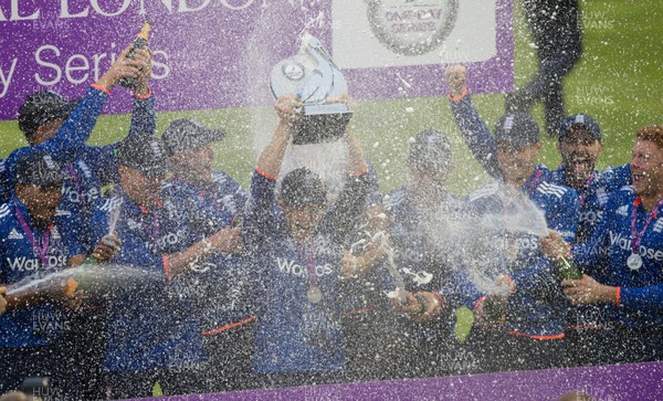 040916 - England v Pakistan, 5th One Day International, Cardiff - England celebrate after being presented with the Royal London One Day Series Trophy