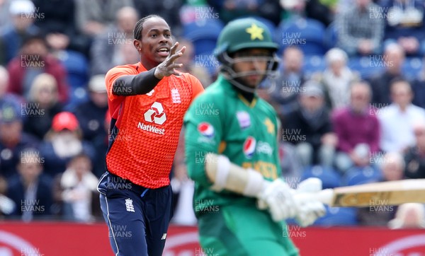 050519 - England v Pakistan - Vitality IT20 - Jofra Archer of England celebrates as Imam ul-Haq is caught by Ben Foakes