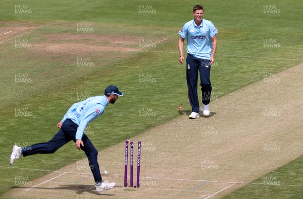080721 - England v Pakistan - Royal London ODI - Brydon Carse celebrates as James Vince of England runs out Sohaib Maqsood